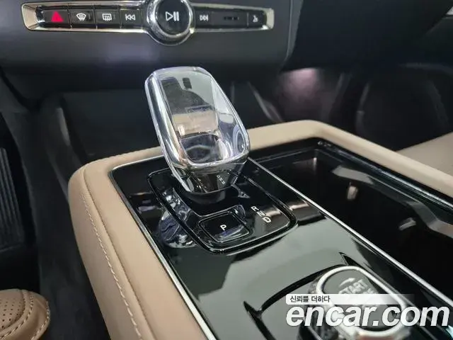 Volvo XC90 2025 — Фото 13/17
