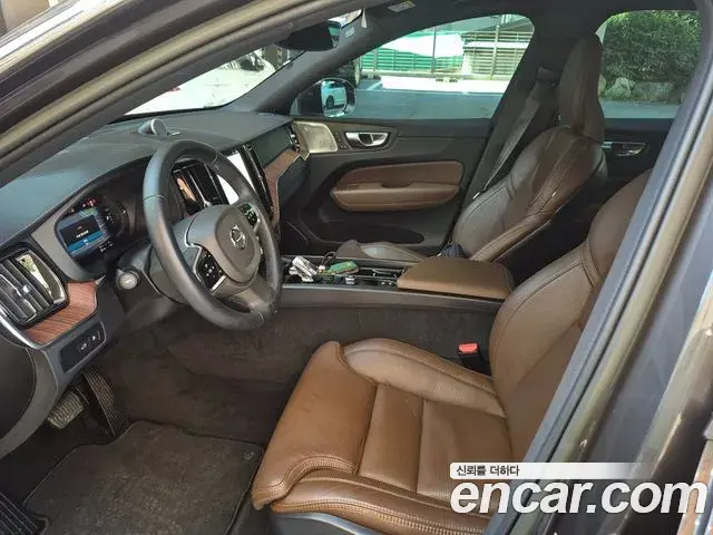Volvo XC60 2023 — Фото 8/20