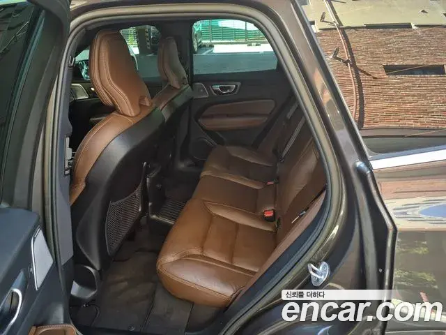 Volvo XC60 2023 — Фото 11/20