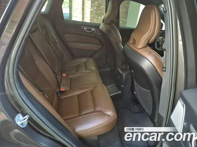 Volvo XC60 2023 — Фото 13/20