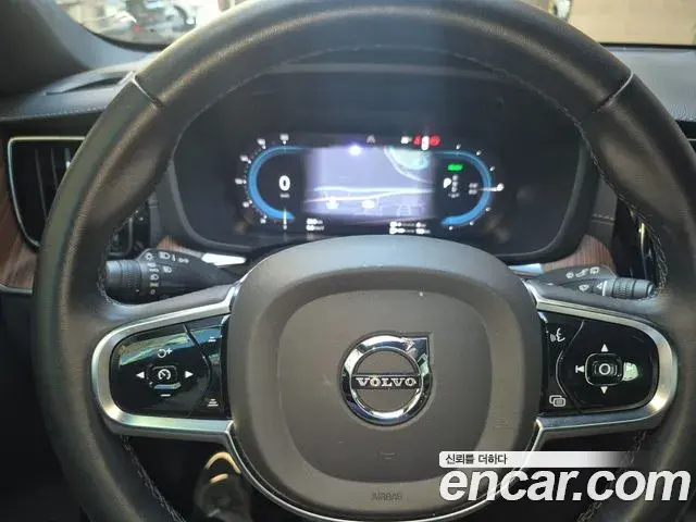 Volvo XC60 2023 — Фото 19/20