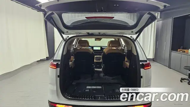 Kia Carnival 2023 — Фото 19/20