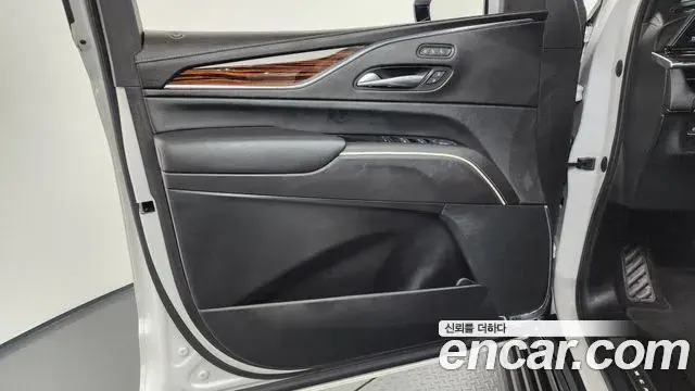 Cadillac Escalade 2021 — ფოტო 10/39