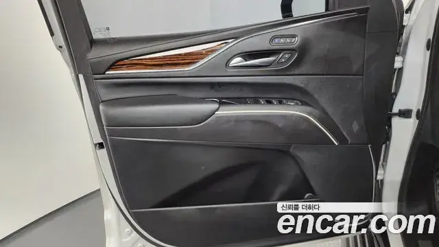 Cadillac Escalade 2021 — ფოტო 19/39