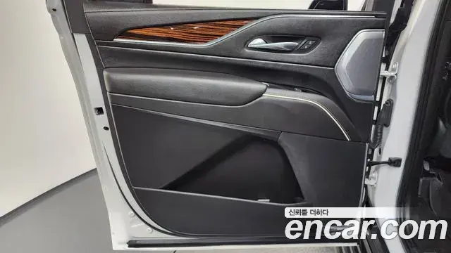 Cadillac Escalade 2021 — ფოტო 20/39