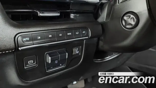Cadillac Escalade 2021 — ფოტო 8/39