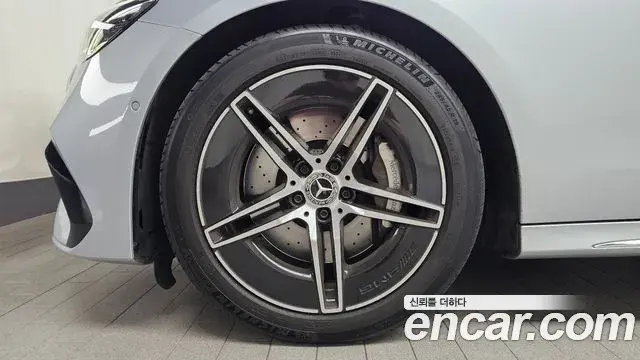 Mercedes-Benz E-Class 2024 — Photo 5/20
