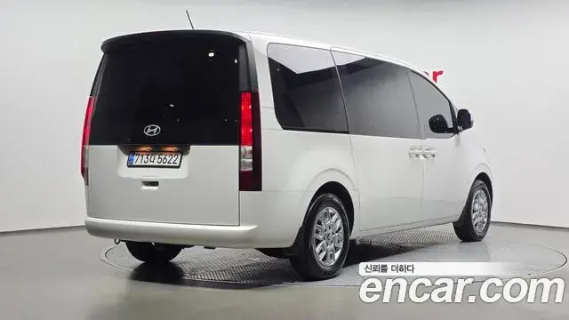 Hyundai Staria 2025 — Фото 1/20