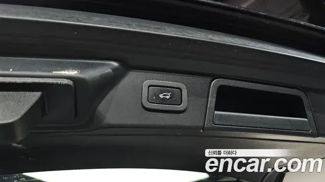 Land Rover Range Rover Velar 2018 — Photo 28/41