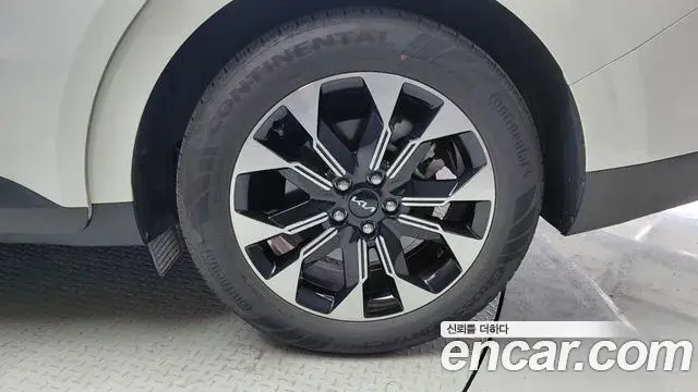Kia Carnival 2023 — ფოტო 2/32