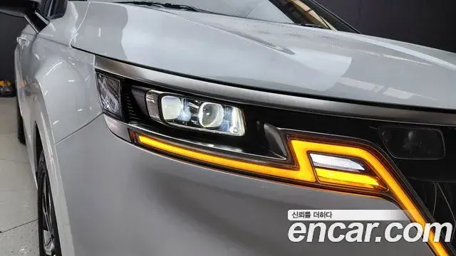 Kia Carnival 2023 — ფოტო 14/32