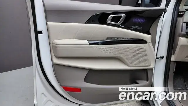 Kia Carnival 2023 — ფოტო 24/32