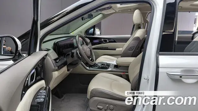 Kia Carnival 2023 — ფოტო 25/32