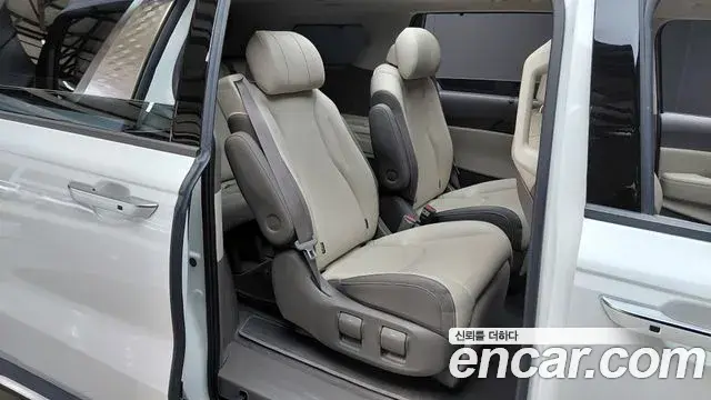 Kia Carnival 2023 — ფოტო 27/32