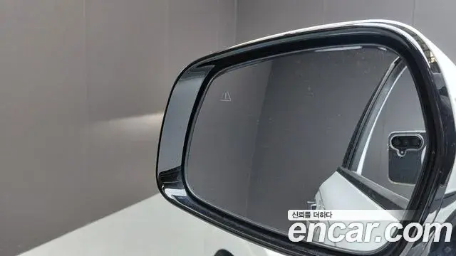 Kia Carnival 2023 — ფოტო 22/32