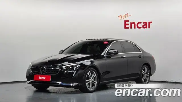 Mercedes-Benz E-Class 2022 — Photo 1/20