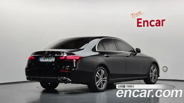 Mercedes-Benz E-Class 2022 — Photo 2/20