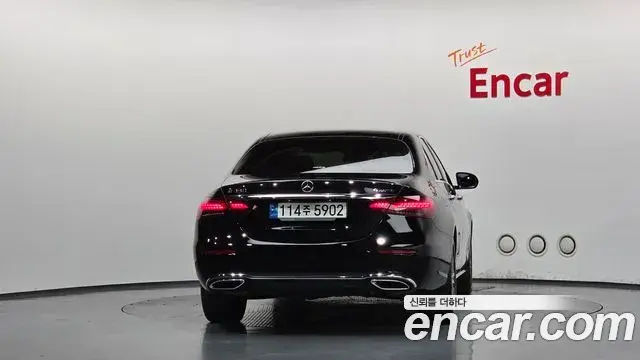 Mercedes-Benz E-Class 2022 — Photo 4/20