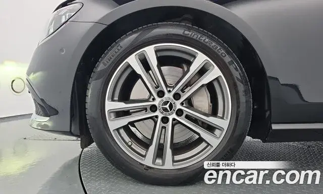 Mercedes-Benz E-Class 2022 — Photo 5/20