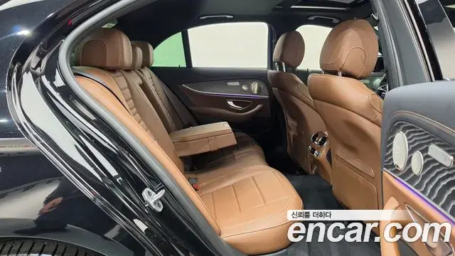 Mercedes-Benz E-Class 2022 — Photo 11/20