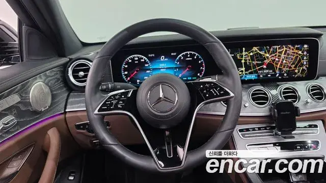 Mercedes-Benz E-Class 2022 — Photo 12/20