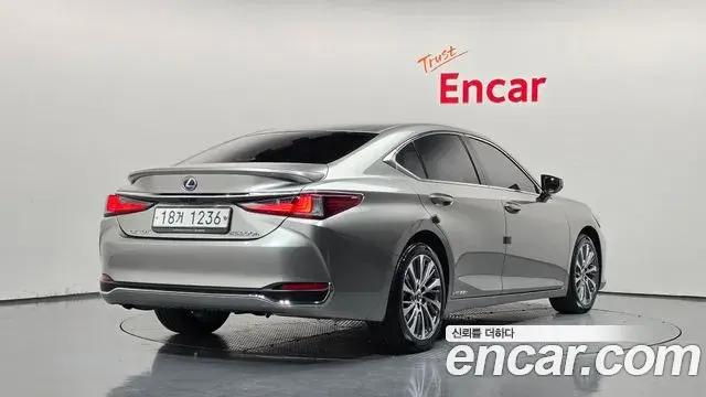 Lexus ES300h 2019 — Photo 1/20