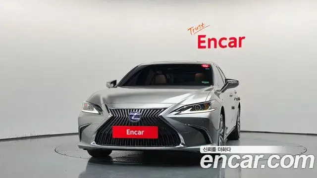 Lexus ES300h 2019 — Photo 2/20