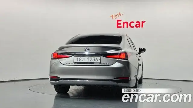 Lexus ES300h 2019 — Photo 3/20