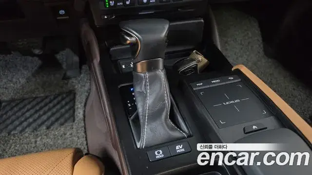 Lexus ES300h 2019 — Photo 7/20