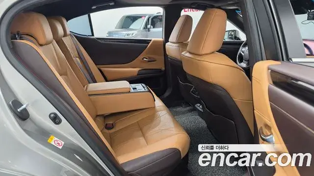 Lexus ES300h 2019 — Photo 10/20