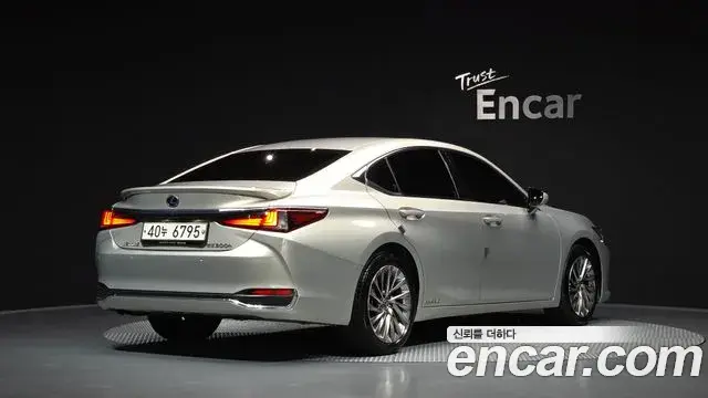 Lexus ES300h 2020 — Photo 2/20