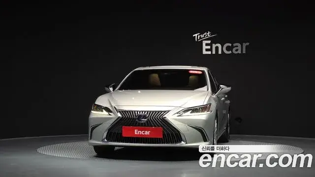 Lexus ES300h 2020 — Photo 3/20