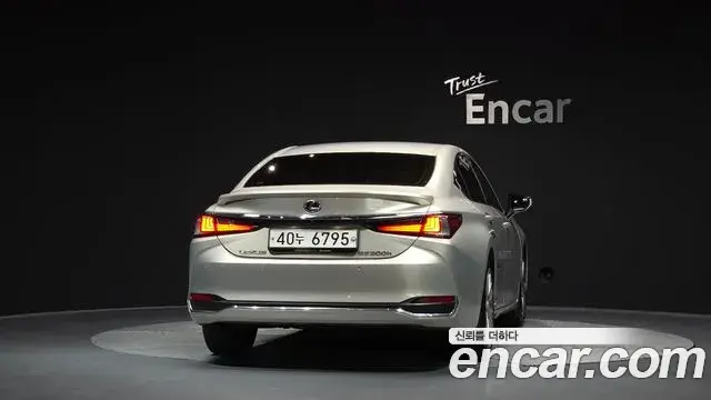 Lexus ES300h 2020 — Photo 4/20