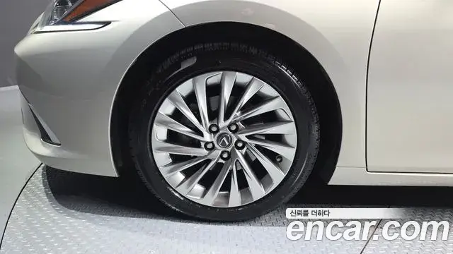 Lexus ES300h 2020 — Photo 5/20