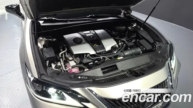 Lexus ES300h 2020 — Photo 6/20