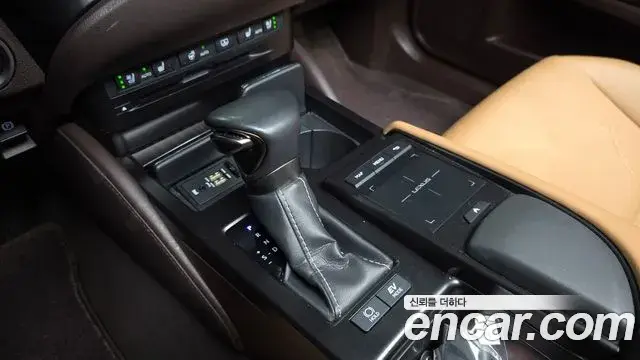 Lexus ES300h 2020 — Photo 9/20