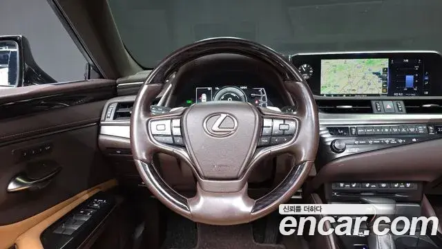 Lexus ES300h 2020 — Photo 13/20
