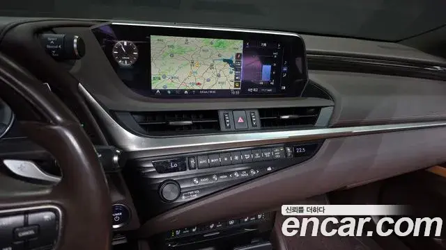 Lexus ES300h 2020 — Photo 14/20