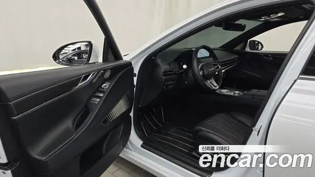Genesis Electrified G80 2022 — Photo 10/20