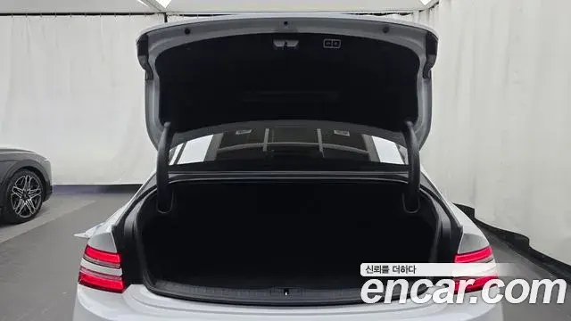 Genesis Electrified G80 2022 — Photo 18/20