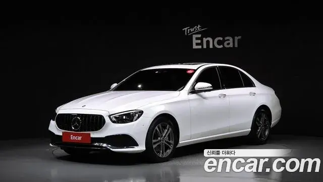 Mercedes-Benz E-Class 2022 — Photo 9/20