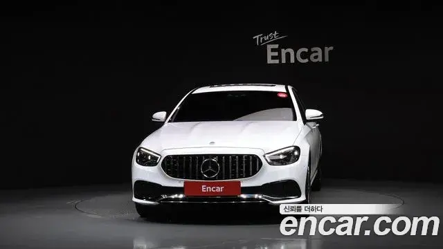 Mercedes-Benz E-Class 2022 — Photo 1/20