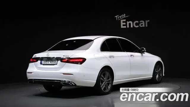 Mercedes-Benz E-Class 2022 — Photo 2/20