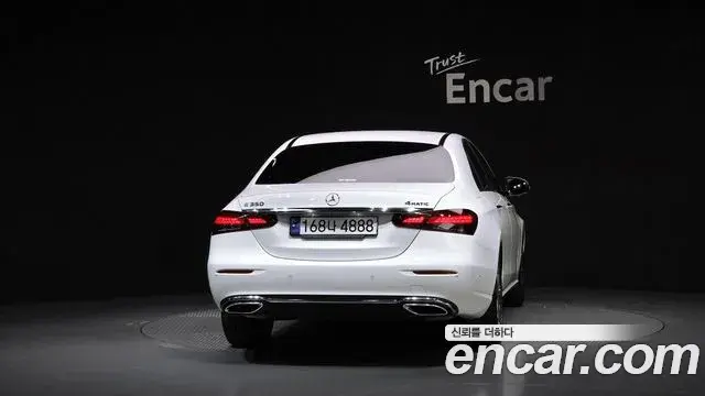 Mercedes-Benz E-Class 2022 — Photo 3/20