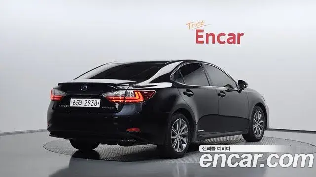 Lexus ES300h 2018 — Фото 2/20