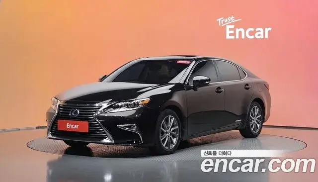Lexus ES300h 2018 — Фото 1/20