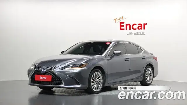 Lexus ES300h 2020 — Photo 1/20