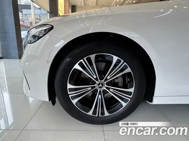 Mercedes-Benz E-Class 2025 — Photo 4/20