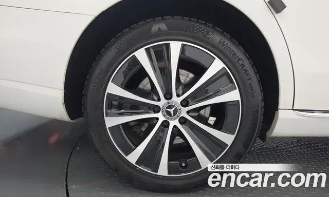 Mercedes-Benz E-Class 2021 — Photo 5/20
