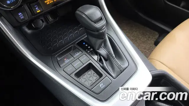 Toyota RAV4 2020 — Photo 9/20